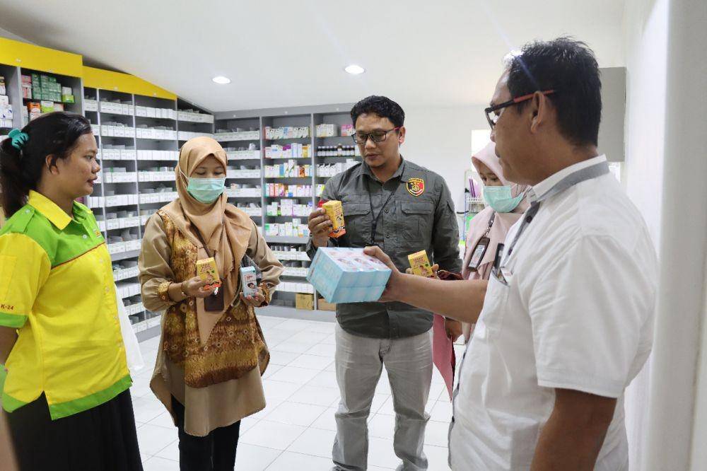 ( Anggota Polres Muba dan pihak Kemenkes saat sidak ke sejumlah apotek di Sekayu) IDN Times/Istimewa