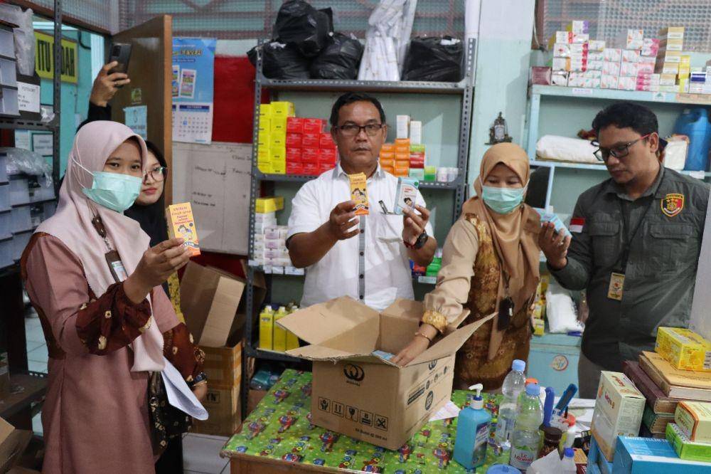( Anggota Polres Muba dan pihak Kemenkes saat sidak ke sejumlah apotek di Sekayu) IDN Times/Istimewa