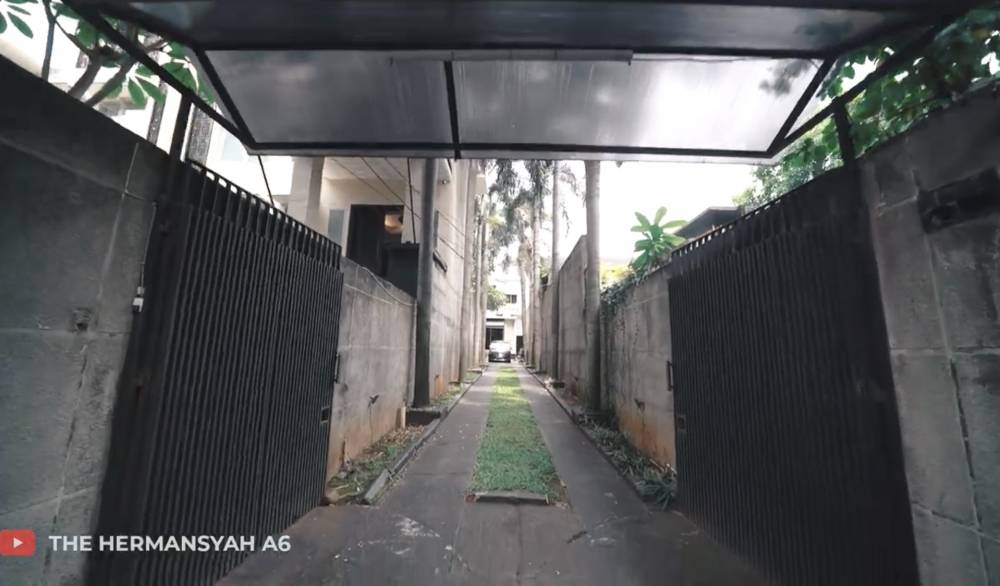 potret kantor Tasya Farasya bak rumah mewah (youtube.com/TheHermansyahA6world)