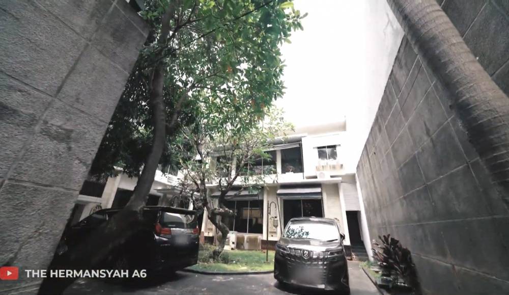 potret kantor Tasya Farasya bak rumah mewah (youtube.com/TheHermansyahA6world)