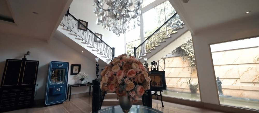 potret kantor Tasya Farasya bak rumah mewah (youtube.com/TheHermansyahA6world)