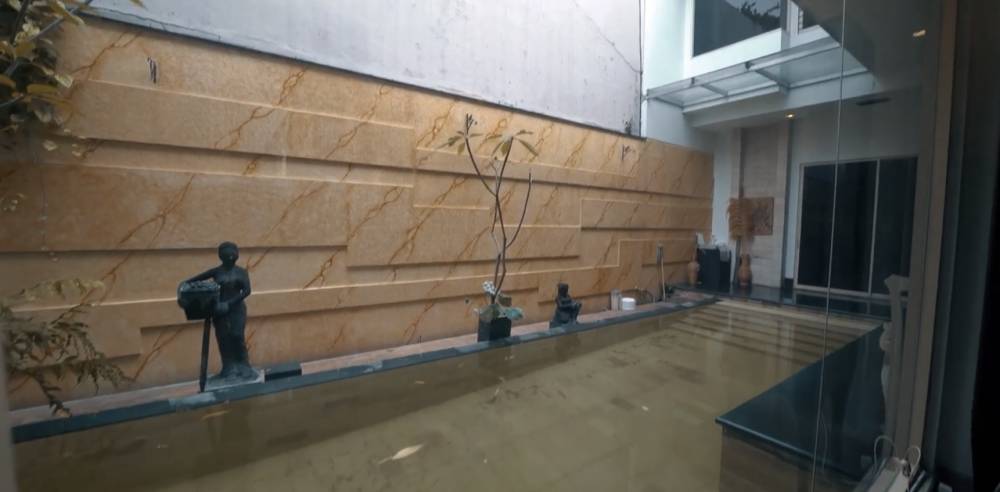 potret kantor Tasya Farasya bak rumah mewah (youtube.com/TheHermansyahA6world)
