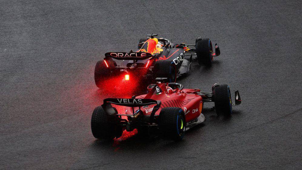 Max Verstappen dan Charles Leclerc beradu pada balapan GP Jepang 2022. (formula1.com)