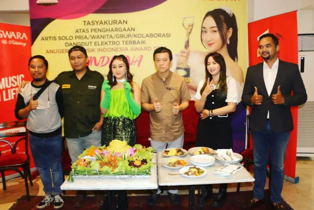 Raih Penghargaan AMI Awards, 10 Momen Sandrina Mazayya Gelar Syukuran