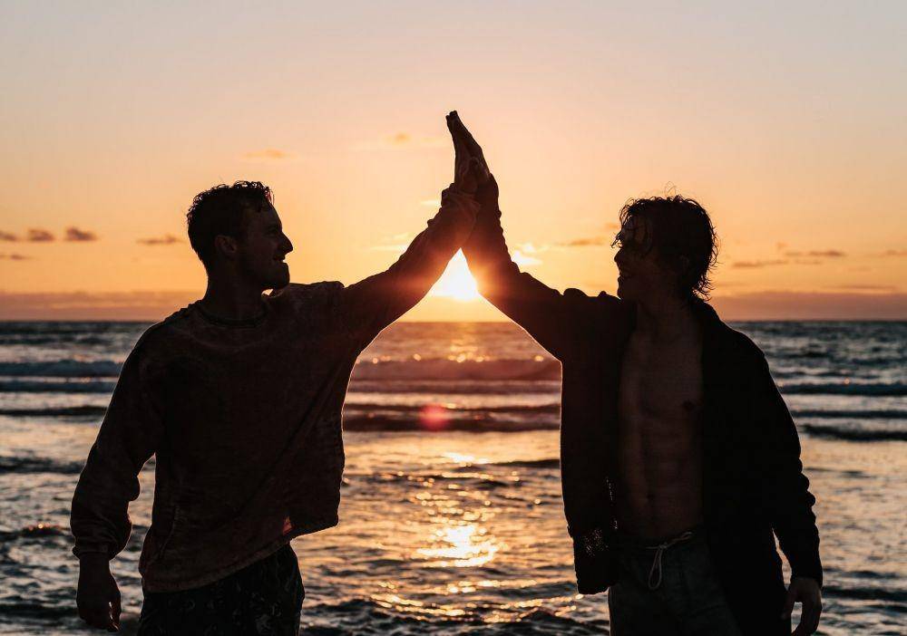 ilustrasi high five (unsplash.com/tyler nix)