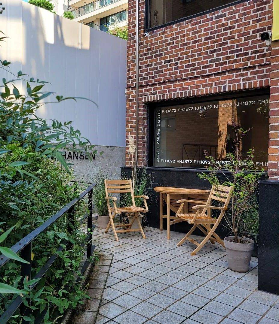 teras minimalis di toko perabot Fritzhansen, Korea Selatan (instagram.com/greengraphy_j)