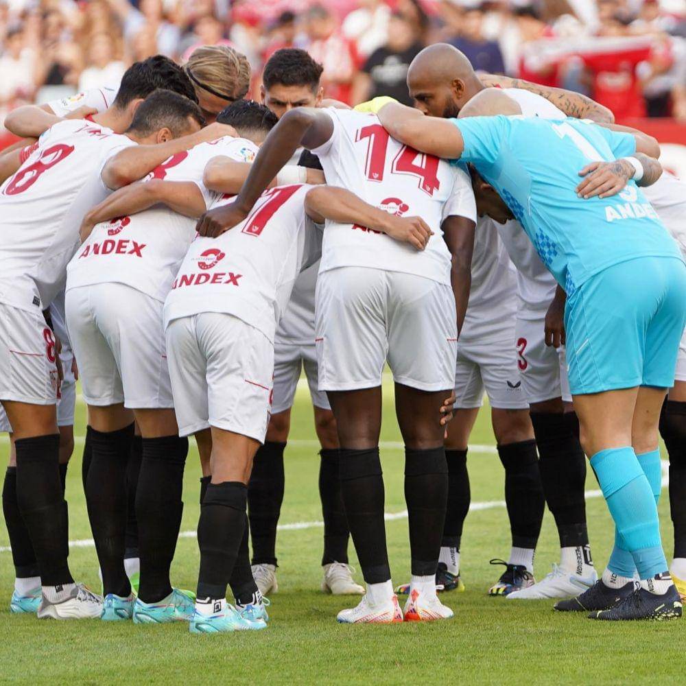 Pemain Sevilla sebelum memulai pertandingan di LaLiga. (instagram.com/sevillafc)