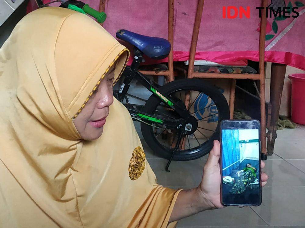 Nenek dari Mohammad Abizar Algifari saat menangis mengenang cucunya yang meninggal karena gagal ginjal akut, Jumat (21/10/2022). (IDN Times/Khusnul Hasana)