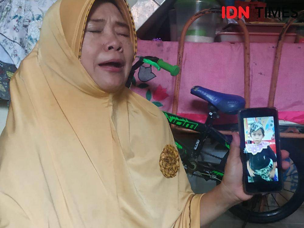 Nenek dari Mohammad Abizar Algifari, menangis mengenang cucunya yang meninggal karena gagal ginjal akut, Jumat (21/10/2022). (IDN Times/Khusnul Hasana)