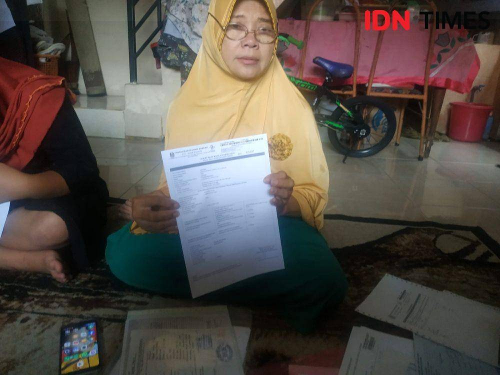 Nenek dari Mohammad Abizar Algifari saat menangis mengenang cucunya yang meninggal karena gagal ginjal akut, Jumat (21/10/2022). (IDN Times/Khusnul Hasana)