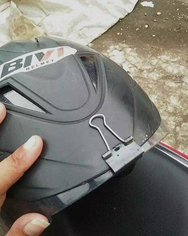 pengendara siasati helm rusak (instagram.com/unconditionaldesign)
