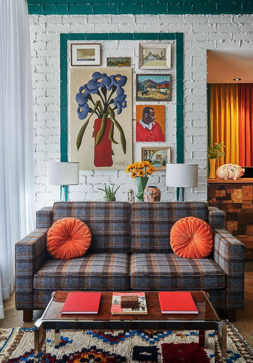 inspirasi ruangan dengan sofa kotak-kotak (ruemag.com)