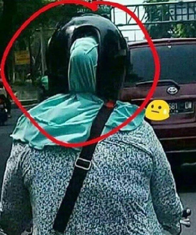 pengendara siasati helm rusak (facebook.com/kementrianhumorindonesia)