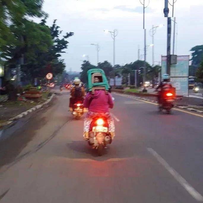 pengendara siasati helm rusak (instagram.com/unconditionaldesign)