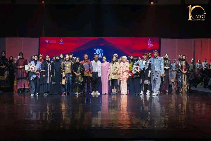 Potret Penampilan Finalis Miss Grand International 2022 di Jakarta Muslim Fashion Week (Facebook.com/Miss Grand International)