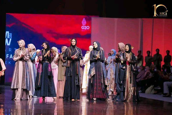 Potret Penampilan Finalis Miss Grand International 2022 di Jakarta Muslim Fashion Week (Facebook.com/Miss Grand International)