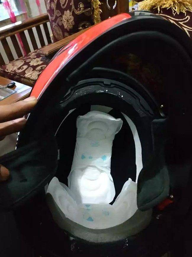 pengendara siasati helm rusak (instagram.com/unconditionaldesign)