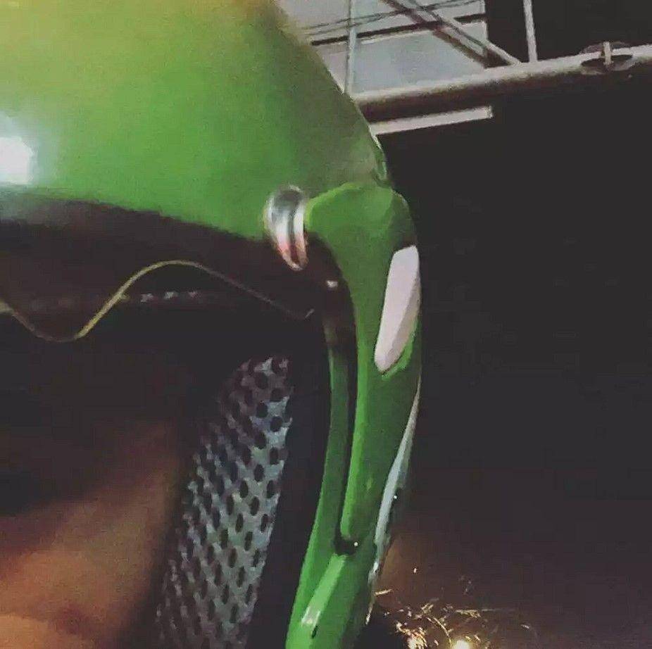pengendara siasati helm rusak (instagram.com/unconditionaldesign)