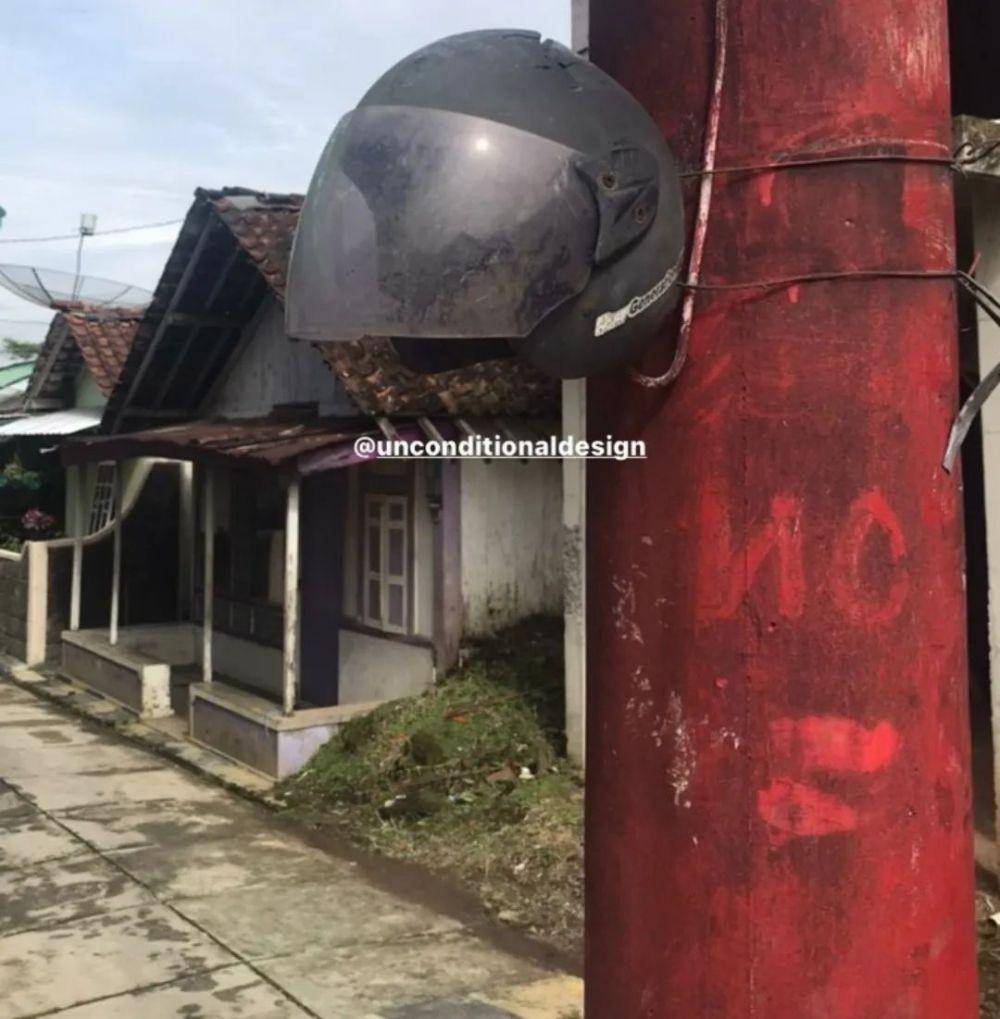 pengendara siasati helm rusak (instagram.com/unconditionaldesign)