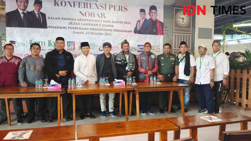 Wakil Ketua MPR RI, Hidayat Nur Wahid bersama para alumni Gontor usai nobar film jejak langkah dua ulama di bioskop D'Mall, Kota Depok. (IDNTimes/Dicky)