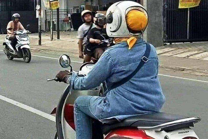 pengendara siasati helm rusak (instagram.com/newdramaojol.id)