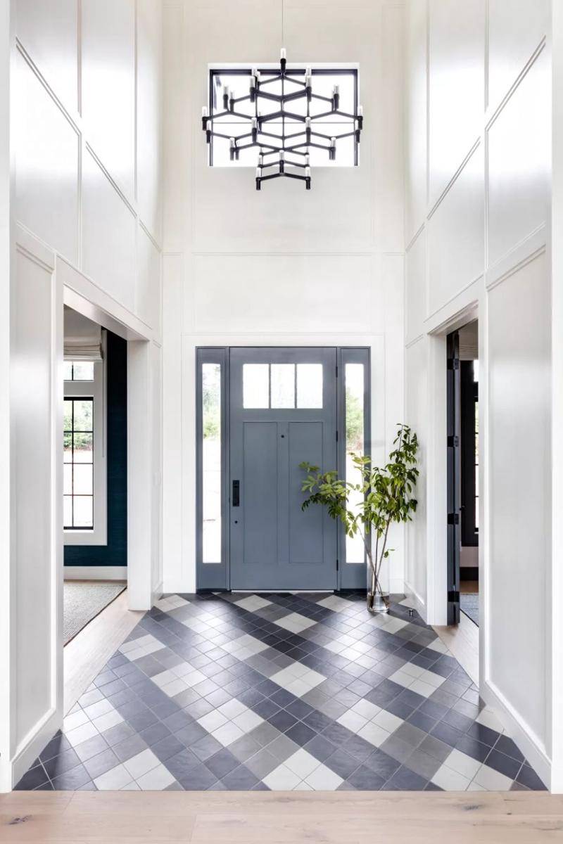 inspirasi dekorasi motif kotak-kotak di hallway (homesandgardens.com)
