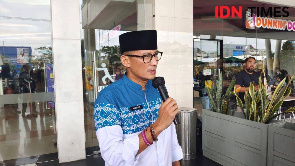 Menteri Pariwisata dan Ekonomi Kreatif, Sandiaga Uno usai menonton film jejak langkah dua ulama di bioskop D'Mall, Kota Depok. (IDNTimes/Dicky)