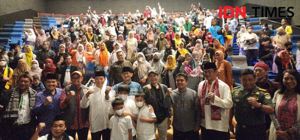 Kemenparekraf, Sandiaga Uno bersama Wakil Ketua MPR RI, Hidayat Nur Wahid usai menonton film jejak dua langkah ulama di bioskop D'Mall, Kota Depok. (IDNTimes/Dicky)