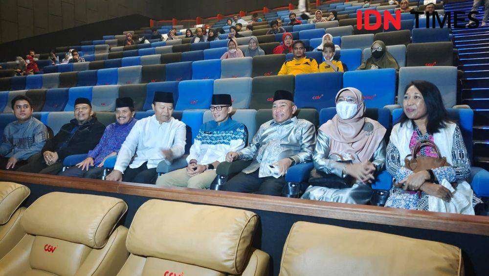 Kemenparekraf, Sandiaga Uno bersama Wakil Ketua MPR RI, Hidayat Nur Wahid usai menonton film jejak dua langkah ulama di bioskop D'Mall, Kota Depok. (IDNTimes/Dicky)