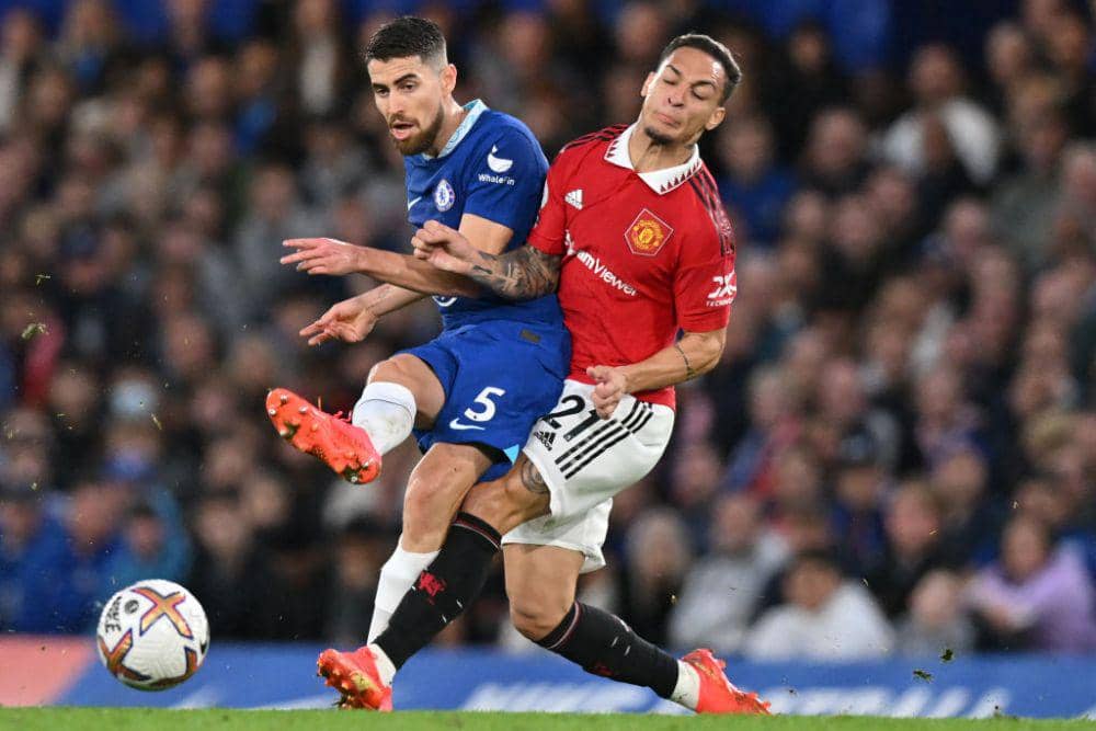 Jorginho dan Antony dalam laga imbang (1-1) antara Chelsea dan Manchester United di Stamford Bridge pada 22 Oktober 2022. (twitter.com/premierleague)