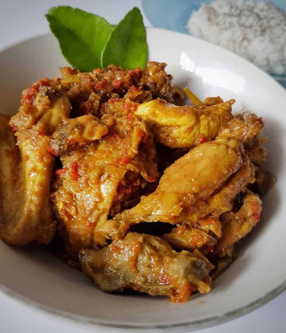 ayam palekko khas Bugis (instagram.com/icka_wisdawati)
