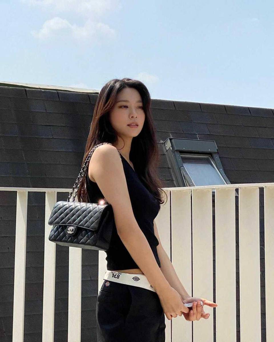 Seolhyun (instagram.com/s2seolhyuns2)