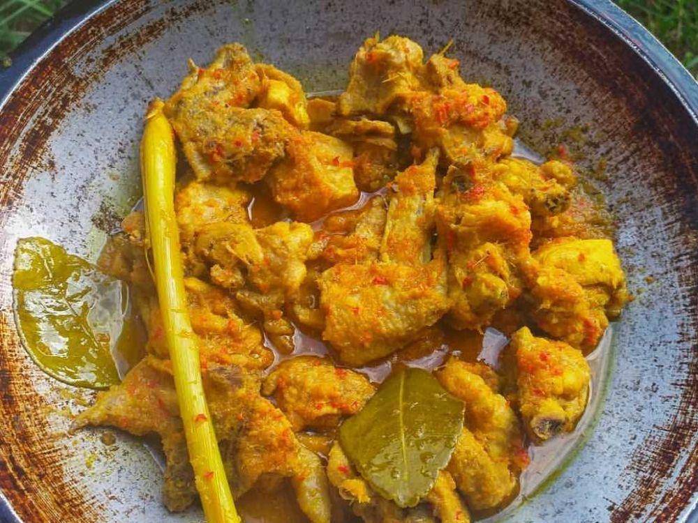 ayam palekko khas Bugis (instagram.com/triplek_kitchen)