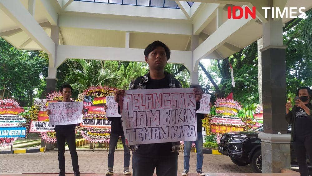 Sejumlah anggota BEM KM Unnes memebentangkan spanduk mengecam pemberian gelar kehormatan buat Moeldoko. (IDN Times/Fariz Fardianto)