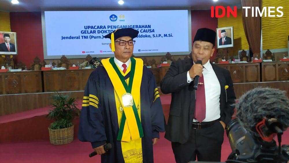 Kepala KSP Moeldoko berdiri di samping Rektor Unnes Prof Fathur Rokhman usai acara pemberian gelar kehormatan. (IDN Times/Fariz Fardianto)