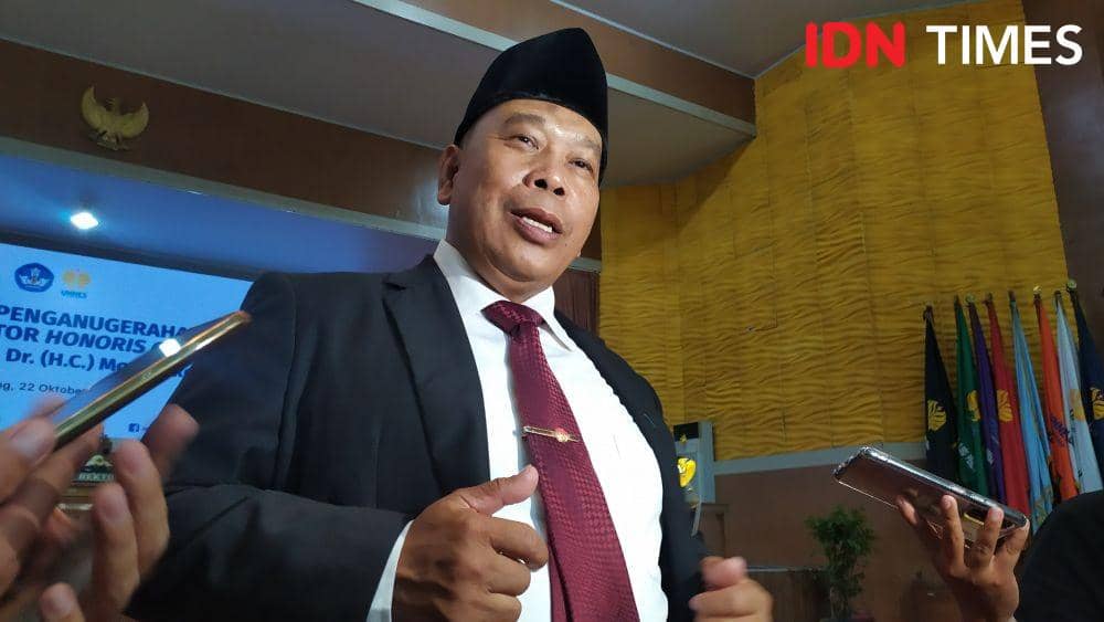 Rektor Unnes Prof Fathur Rokhman menjelaskan alasannya memberikan gelar kehormatan buat Moeldoko. (IDN Times/Fariz Fardianto)
