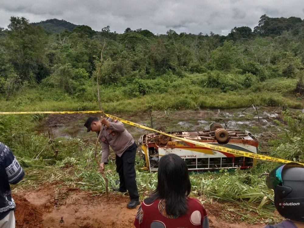 Bus di Kapuas Hulu terjun ke jurang di Kalbar (dok. Istimewa)