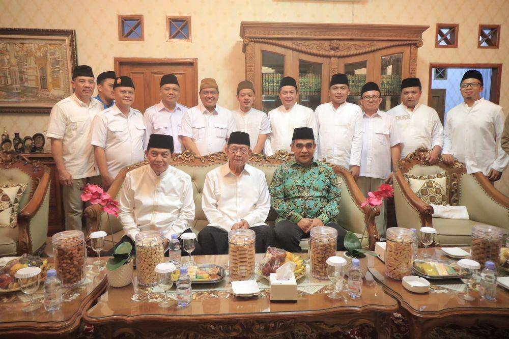 Perwakilan partai Gerindra melakukan silaturahmi dengan pimpinan pondok pesantren Cipasung KH Abun Bunyamin Ruhiat, Tasikmalaya, Jawa Barat (dok.Istimewa)