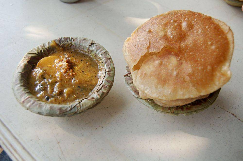 aloo puri menu sarapan ala India (commons.wikimedia.org/ampersandyslexia)