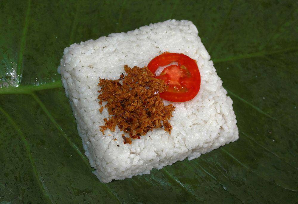 kiribath menu sarapan ala Srilanka (commons.wikimedia.org/AntanO)