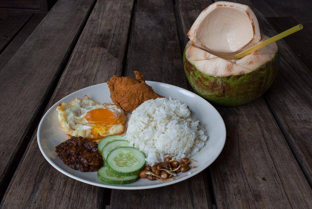 nasi lemak menu sarapan ala Malaysia (commons.wikimedia.org/مانفی)