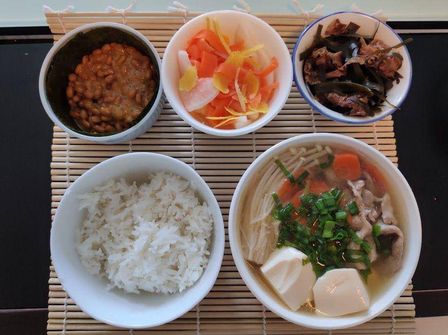 teishoku menu sarapan ala Jepang (commons.wikimedia.org/Leila Izachi)