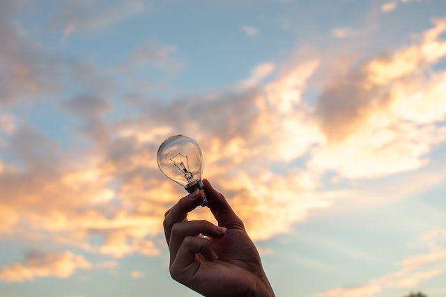 ilustrasi memegang lampu (pexels.com/Lil Artsy)