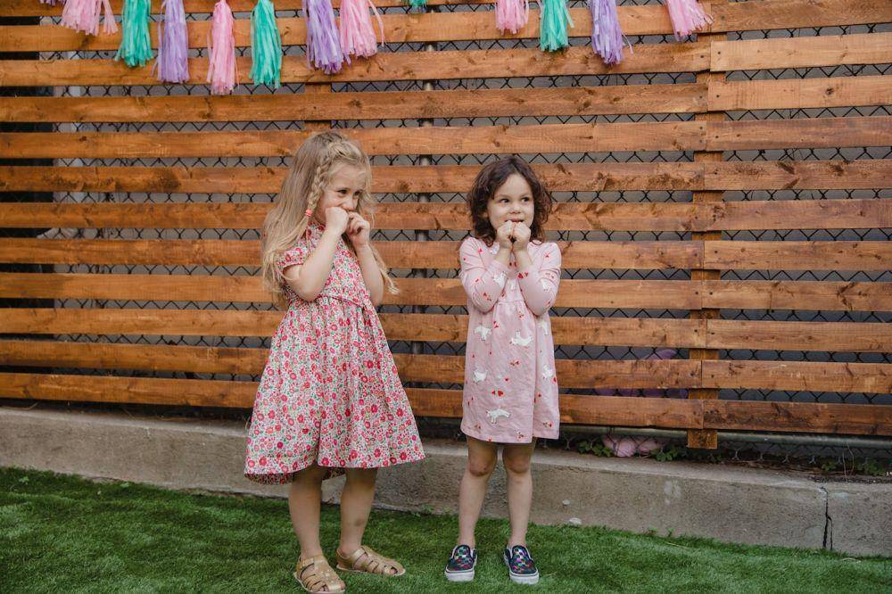 potret dua orang anak kecil (pexels.com/RODNAE Productions)