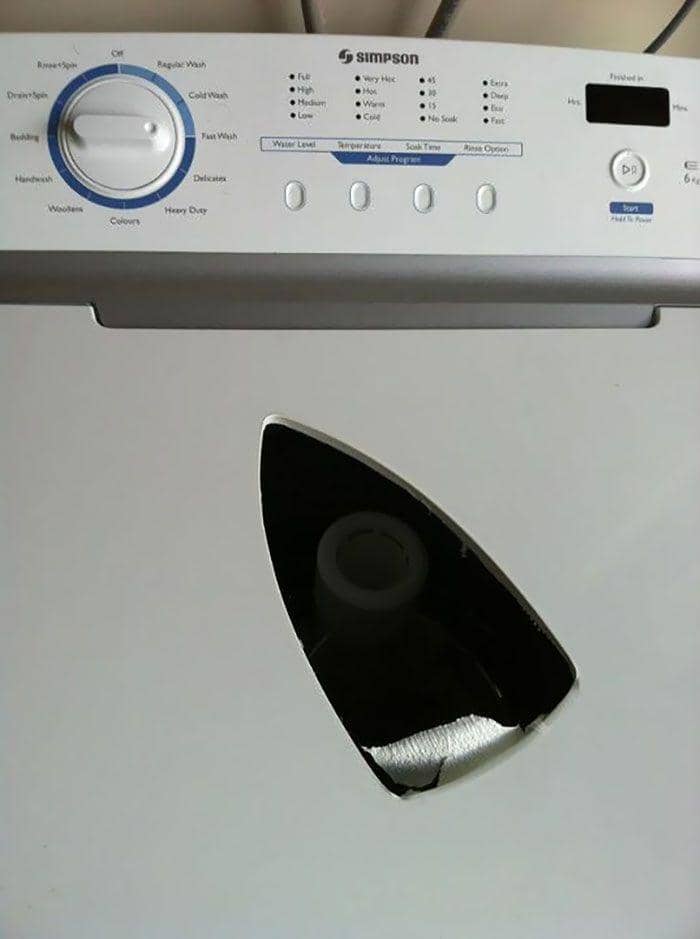 momen kocak saat menyetrika (twitter.com/fbreceh)