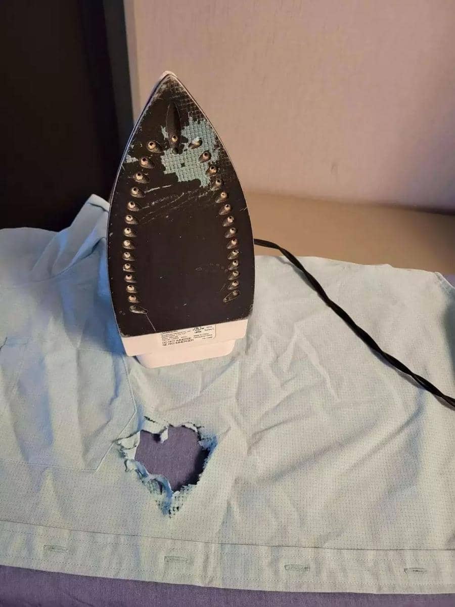 momen kocak saat menyetrika (twitter.com/donttalkimangry)