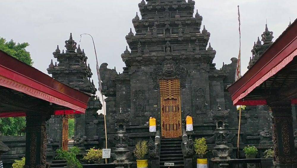Pura Agung Jagatkarana, Surabaya. (YouTube.com/Wisata Murah)