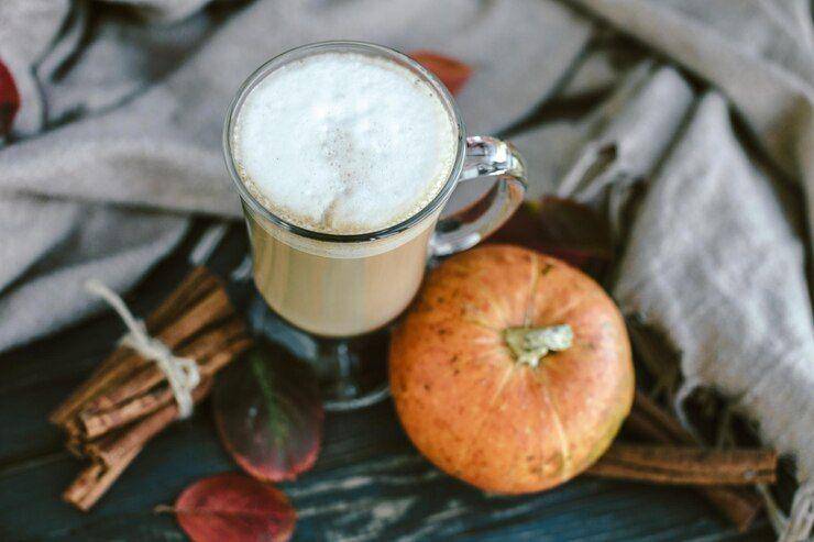 ilustrasi pumpkin spice latte (freepik.com/boyarkinamarina)