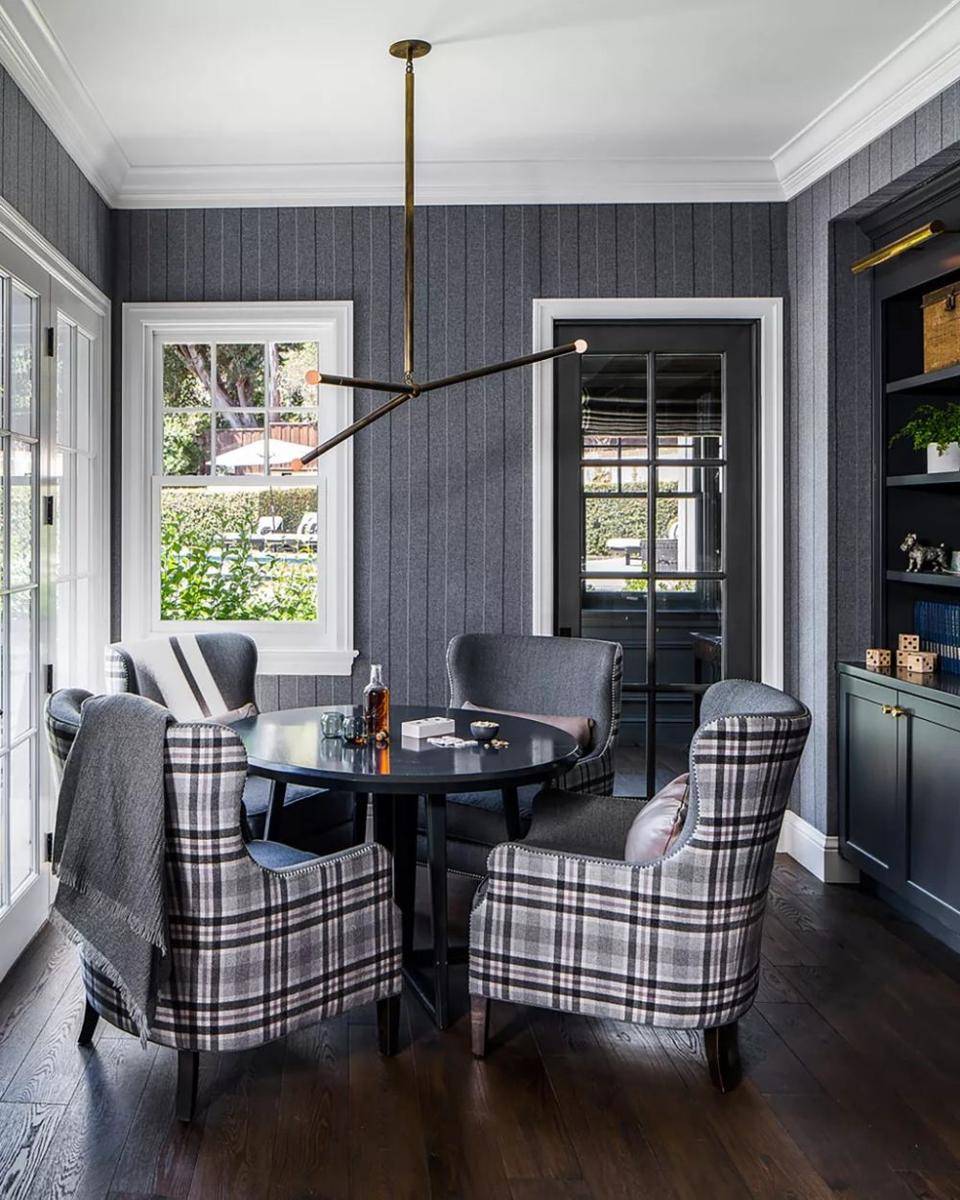 inspirasi dekorasi motif kotak-kotak di ruang makan (homesandgardens.com)