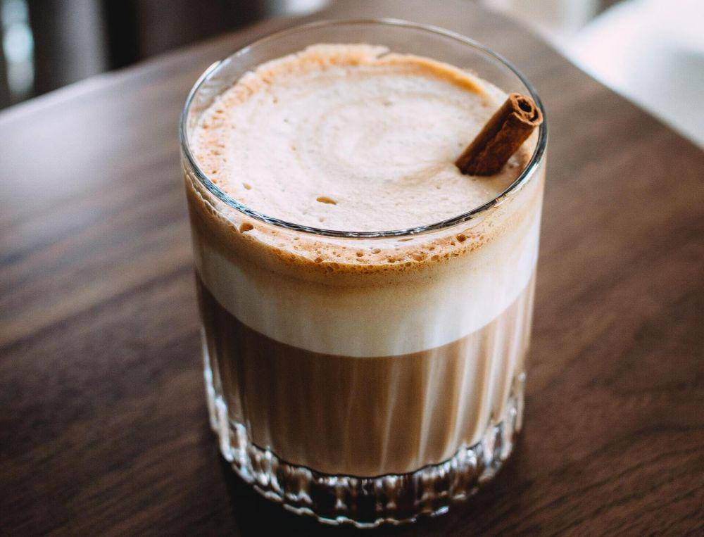 ilustrasi cinnamon roll coffee (unsplash.com/Vladyslava Andriyenko)